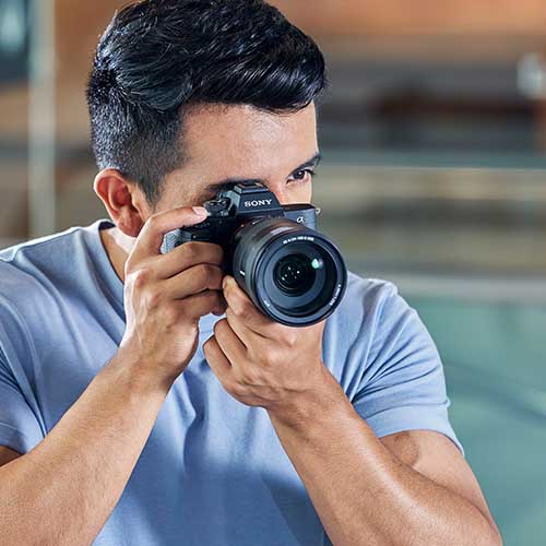 Fotograf mit Sony Alpha 7 IV bei der Aufnahme, Lifestyle-Szene