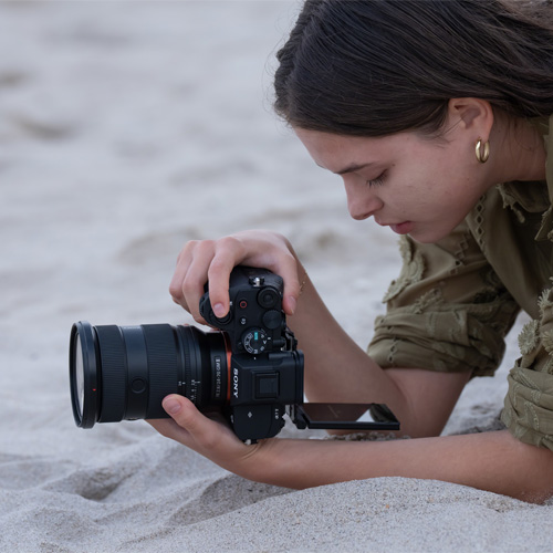 Fotografin mit Sony Alpha 7 V bei der Aufnahme, Lifestyle-Szene