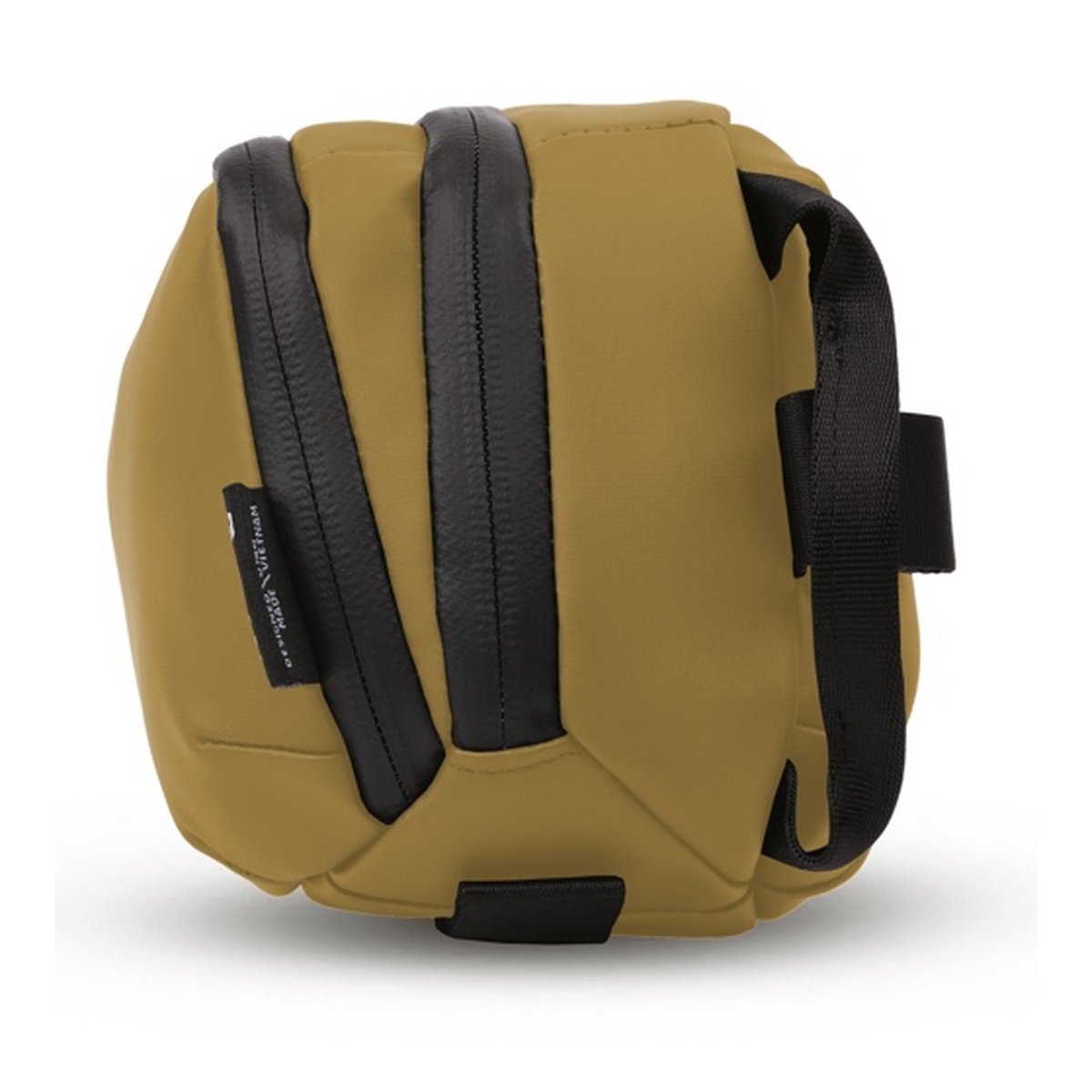 WANDRD Tech Bag Large Dallol Yellow - DETAILANSICHT: Beige Tasche mit zwei Reißverschlüssen und seitlicher Trageschlaufe.