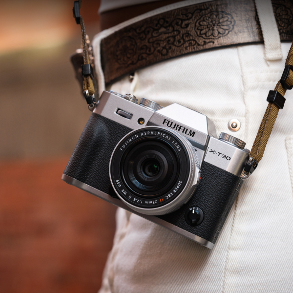 Fujifilm X-T30 III als kompakte Systemkamera mit klassischem Design im Alltag