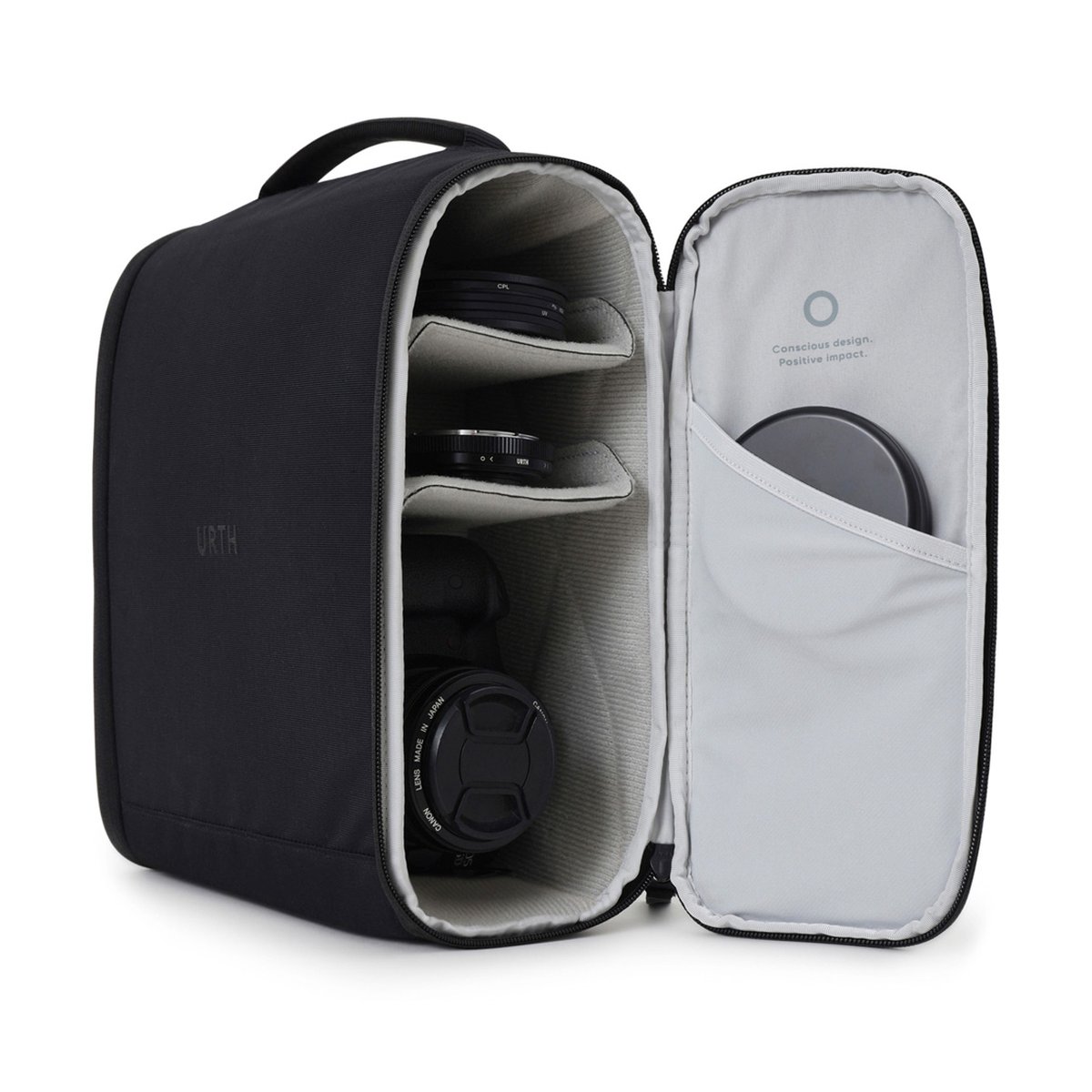 Urth Norite Camera Insert (Schwarz) - Innenansicht der Kameratasche mit Kamera, Objektiven und Filtern in den Fächern.