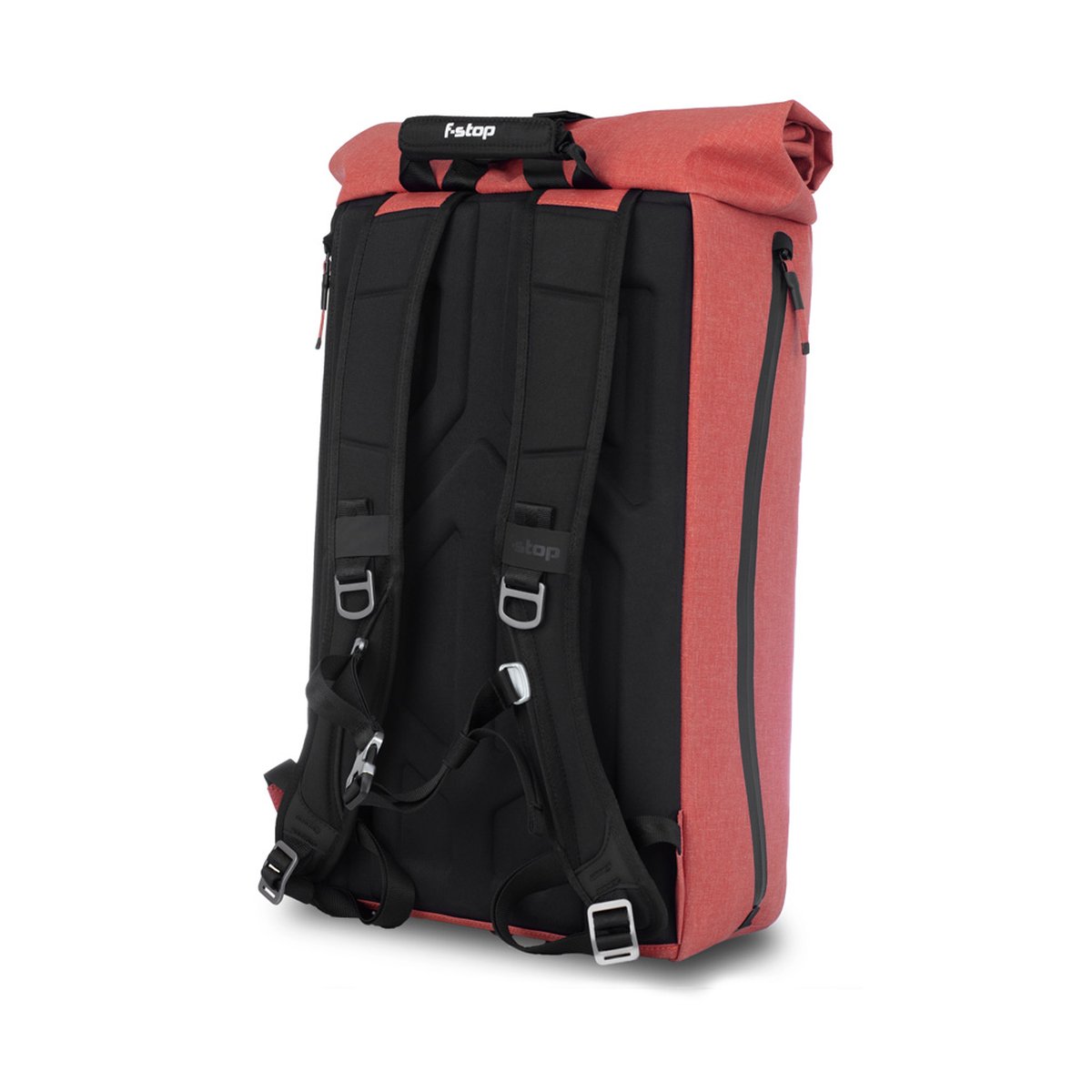 F-Stop DYOTA 20 Rooibos Tea (gebranntes orange) - Rückansicht des roten Rucksacks mit schwarzen Schultergurten und Tragegriff.