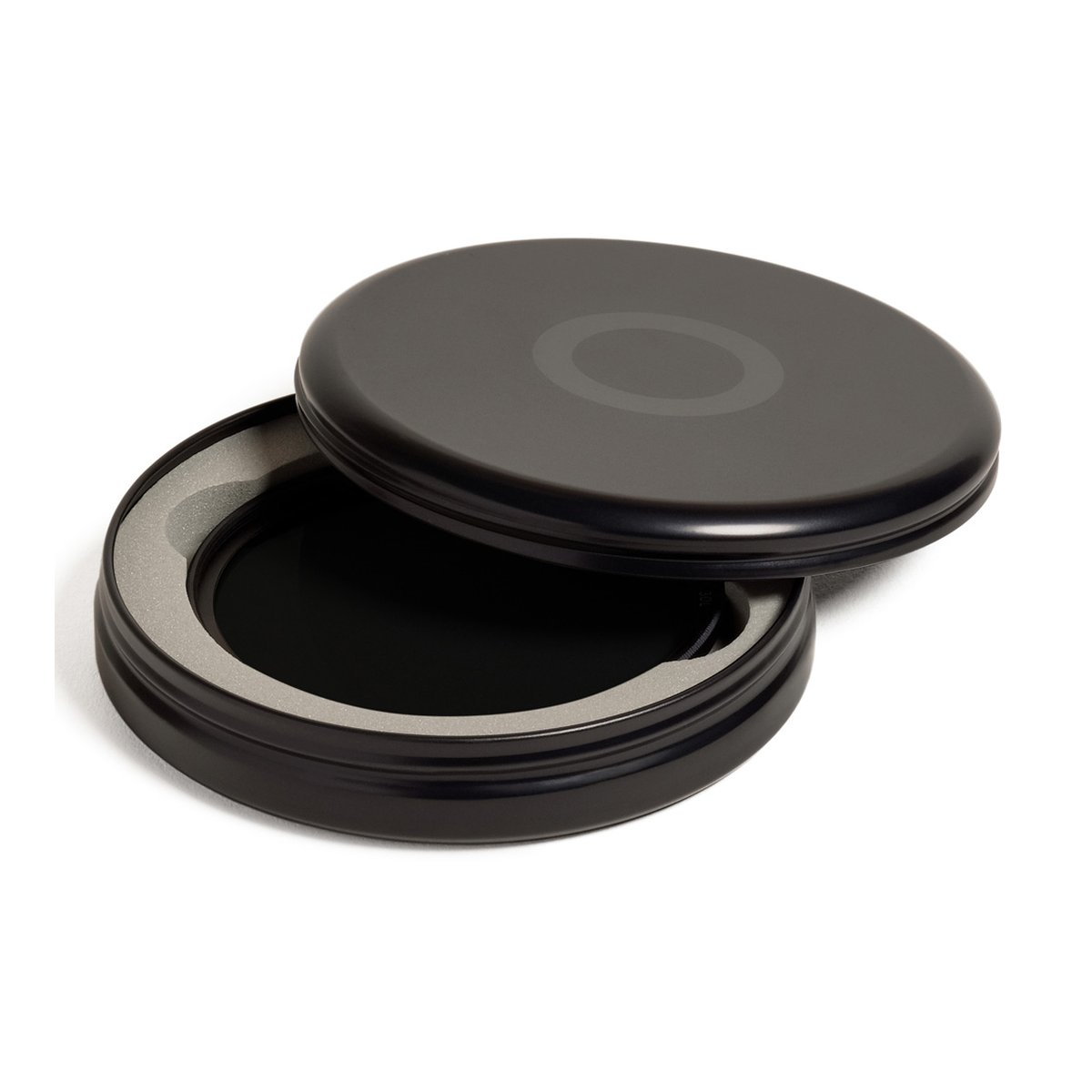 Urth 39mm ND64 (6 Stop) Objektivfilter (Plus+) - Detailansicht: Geöffneter runder schwarzer Schutzbehälter mit Schaumstoff