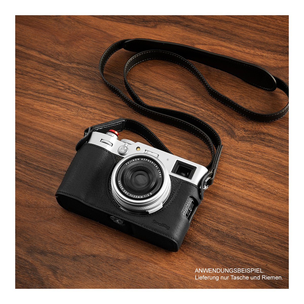 SmallRig 4700 Leather Half Case Kit schwarz, für Fujifilm X100VI - Anwendungsbeispiel: Schwarze Kameratasche und Riemen mit Kamera auf Holz.