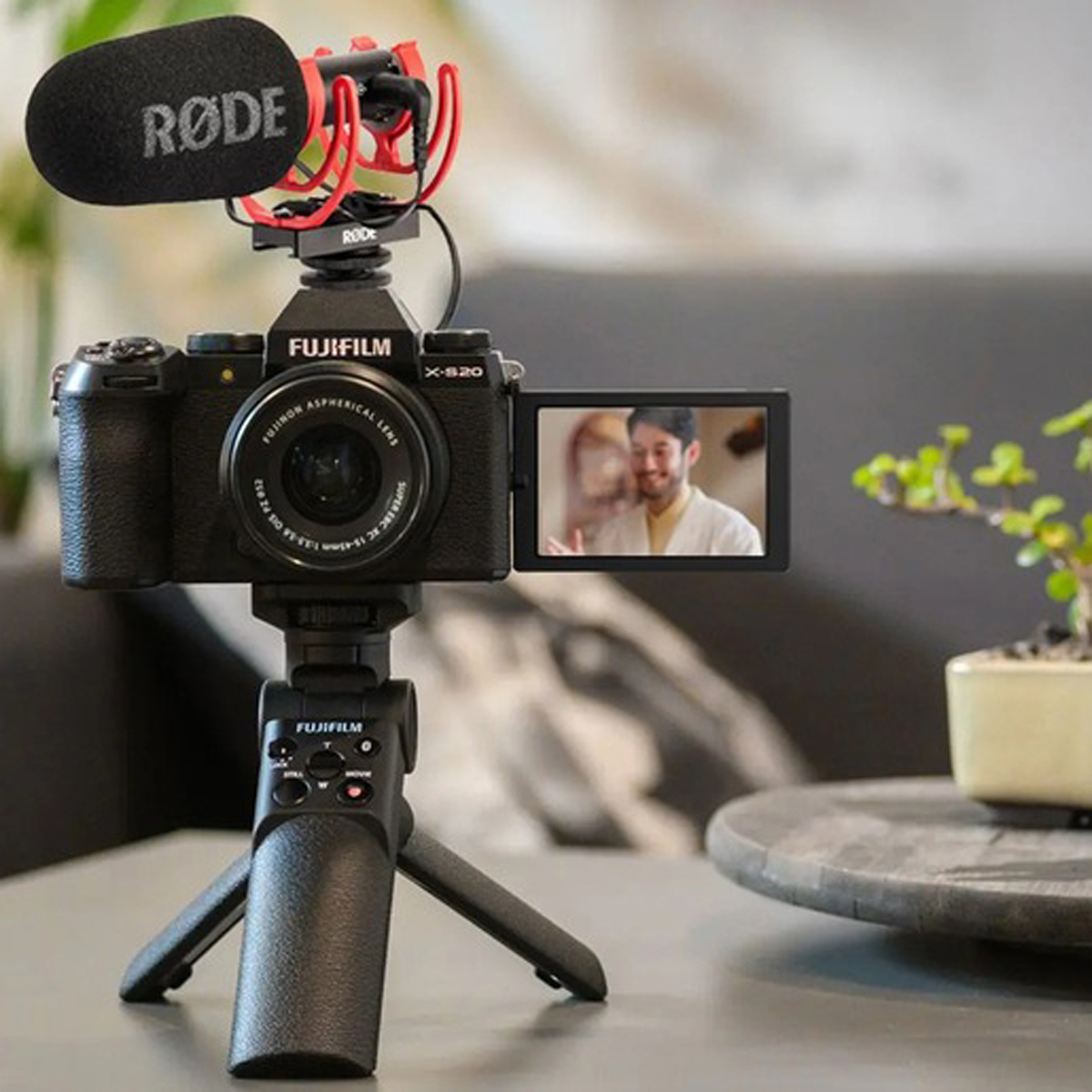 Fujifilm X-20 + 15-45mm XC Vlogger Set Kamera, Mikrofon und Tripod