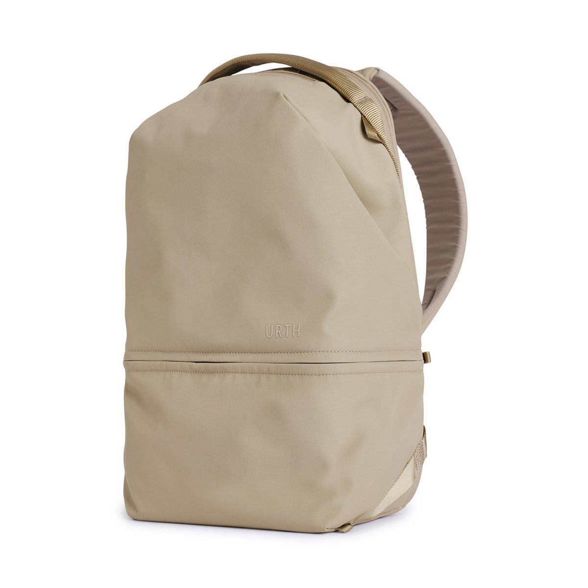 Urth Arkose 20L Rucksack (Beige) - Beiger Urth Rucksack, 3/4-Frontansicht mit Logo