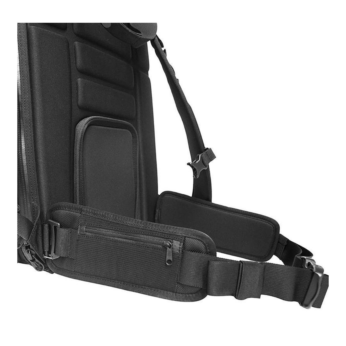 WANDRD WAIST STRAP - Detailansicht der Rückenpolsterung und des Hüftgurts eines schwarzen Rucksacks WANDRD WAIST STRAP - Detailansicht der Rückenpolsterung und des Hüftgurts eines schwarzen Rucksacks