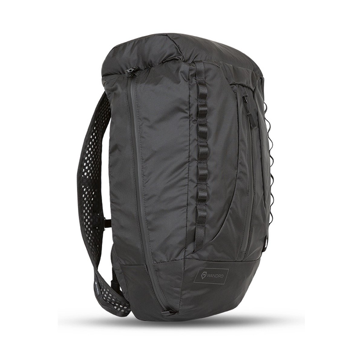 WANDRD VEER 18 - BLACK - Schwarzer WANDRD Rucksack, 3/4-Ansicht von vorne rechts.