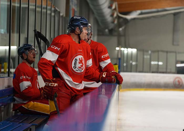 Sony Alpha 7V Testaufnahme – Eishockeyspieler auf der Bank während des Trainings