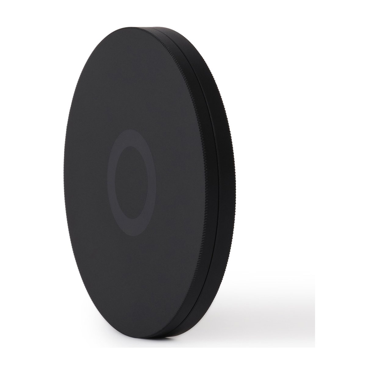 Urth 82mm Magnetic Lens Filter Caps - Schwarzes, rundes Ladepad in schräger Ansicht, mit geriffelter Kante und dezentem Kreissymbol.