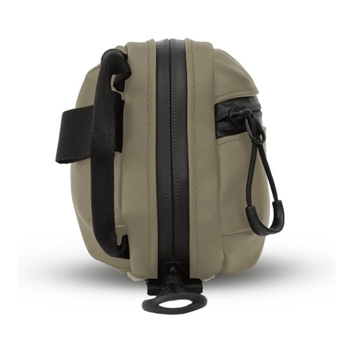 WANDRD Tech Bag Medium Yuma Tan - Seitenansicht der beigen zylindrischen Tasche mit schwarzem Reißverschluss und seitlicher Schlaufe.