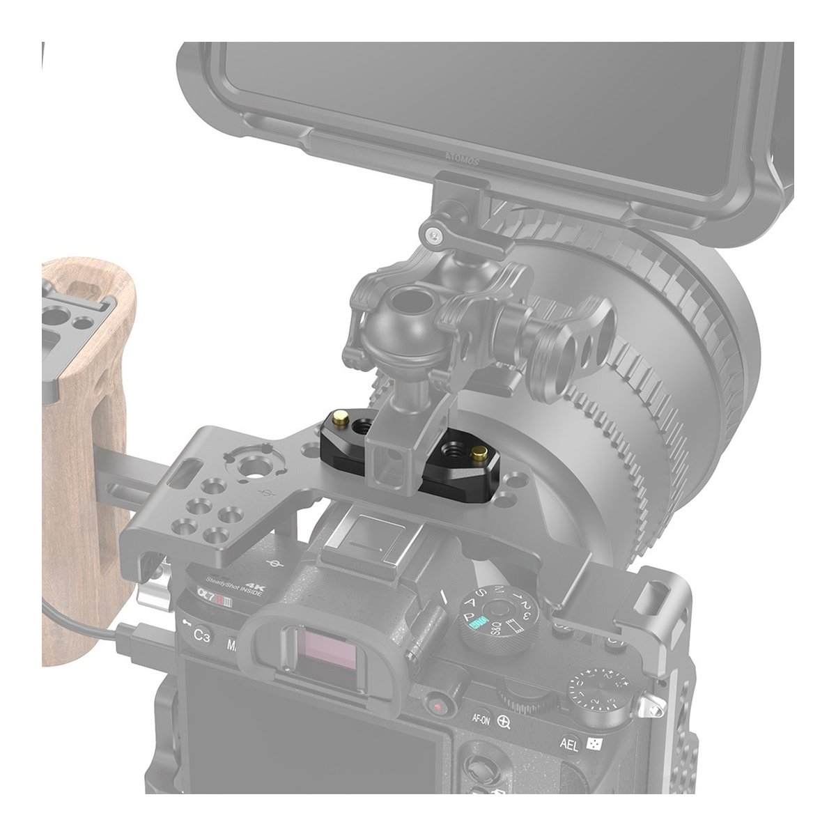 SmallRig 2521B NATO-Schiene mit Arri Locating - DETAILANSICHT: Monitorhalterung auf Kamerakäfig montiert mit Monitor und Holzgriff.