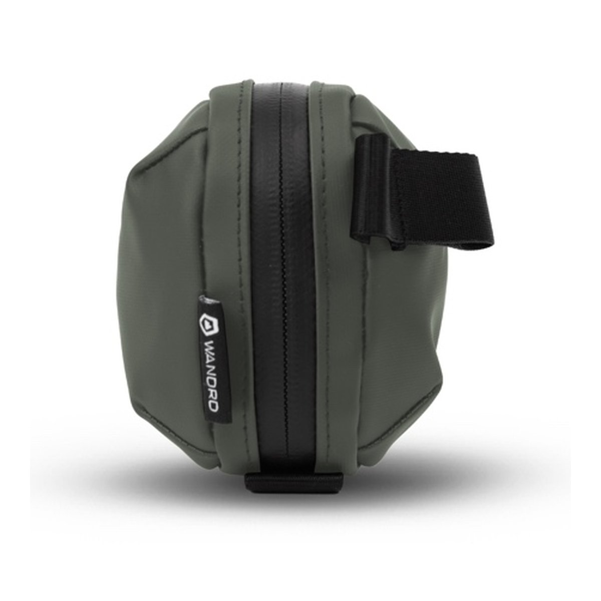 WANDRD Tech Bag Small Wasatch Green - Seitenansicht der grünen WANDRD-Tasche mit vertikalem Reißverschluss und schwarzer Befestigungsschlaufe.