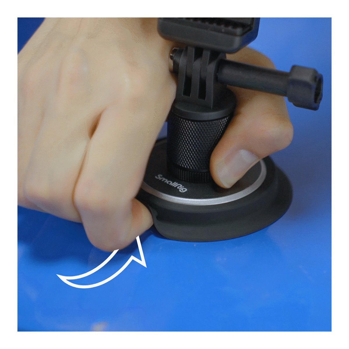 SmallRig 4347 Saugnapf-Montagehalterung für Action-Kameras - Anwendungsbeispiel: Hand drückt Lasche zur Entriegelung des SmallRig Saugnapfhalters.