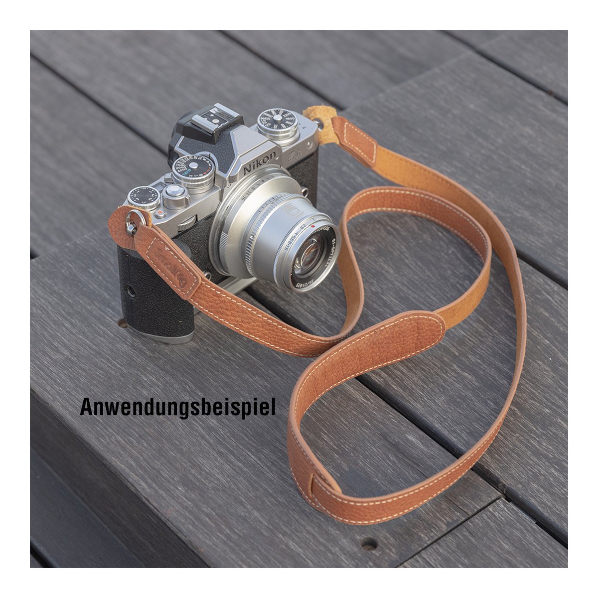 SmallRig 3485 Leder-Kameragurt - Anwendungsbeispiel: Brauner Leder-Kameragurt an silberner Nikon Kamera.