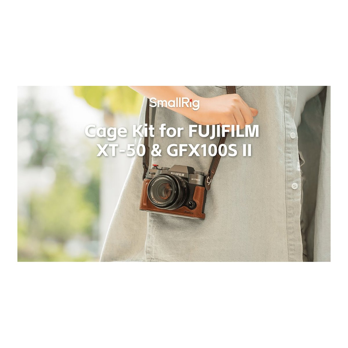 SmallRig 4711 Leather Half Case Kit für Fujifilm X-T50 green - Anwendungsbeispiel: Fujifilm XT-50 Kamera mit braunem SmallRig Cage Kit um den Hals getragen.