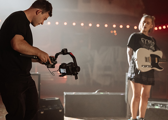 Canon EOS R5 Mark II im Einsatz bei Videograf mit Gimbal – Canon Vollformat Systemkamera für Content Creator und Filmer kaufen