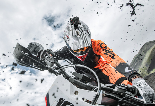 Mann auf einem Schneemobil mit der DJI Osmo Action 4 am Helm angebracht