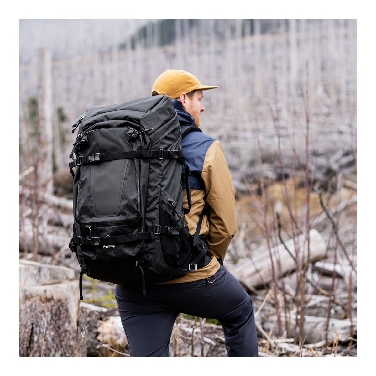 F-Stop DuraDiamond Shinn - Anthrazit - Rückansicht im Einsatz: Schwarzer Trekkingrucksack auf dem Rücken eines Wanderers im Wald. F-Stop DuraDiamond Shinn - Anthrazit - Rückansicht im Einsatz: Schwarzer Trekkingrucksack auf dem Rücken eines Wanderers im Wald.