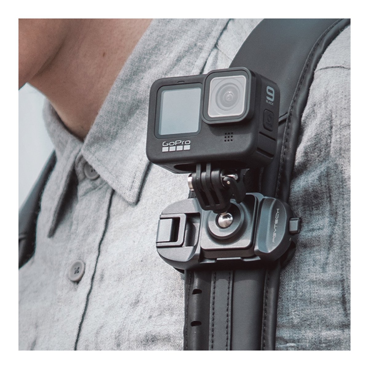 PGYTECH Beetle Camera Clip - Anwendungsbeispiel: GoPro Kamera an Rucksack-Schultergurt-Halterung befestigt.
