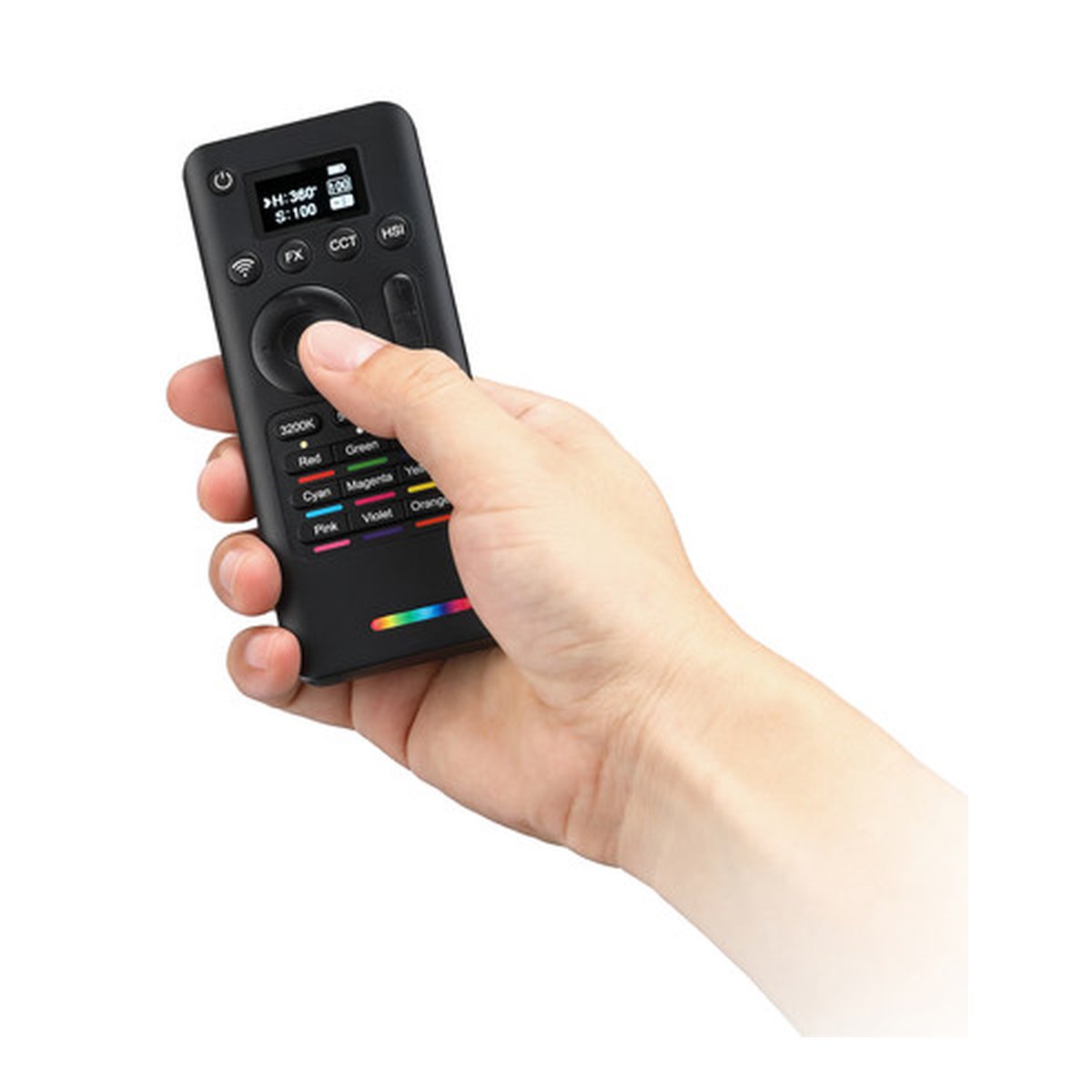 Godox LED LC500R RGB-Lichtschlauch - Anwendungsbeispiel: Hand bedient schwarze Fernbedienung für Licht mit Farbtasten und Display