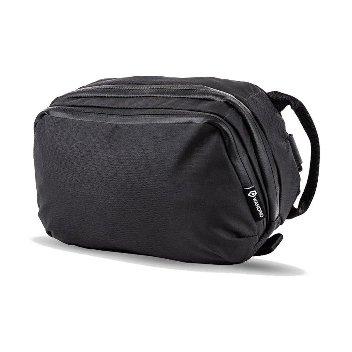 WANDRD Toiletry Bag Gross - Schräge Frontansicht der schwarzen Tasche