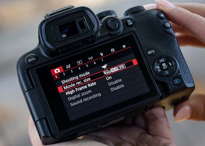ückseite der Canon EOS R10 mit Menüanzeige für Full HD Videoaufnahme