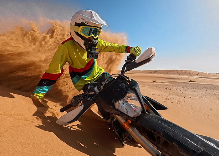 Insta360 Ace Pro 2 Actionkamera beim Motocross in der Wüste