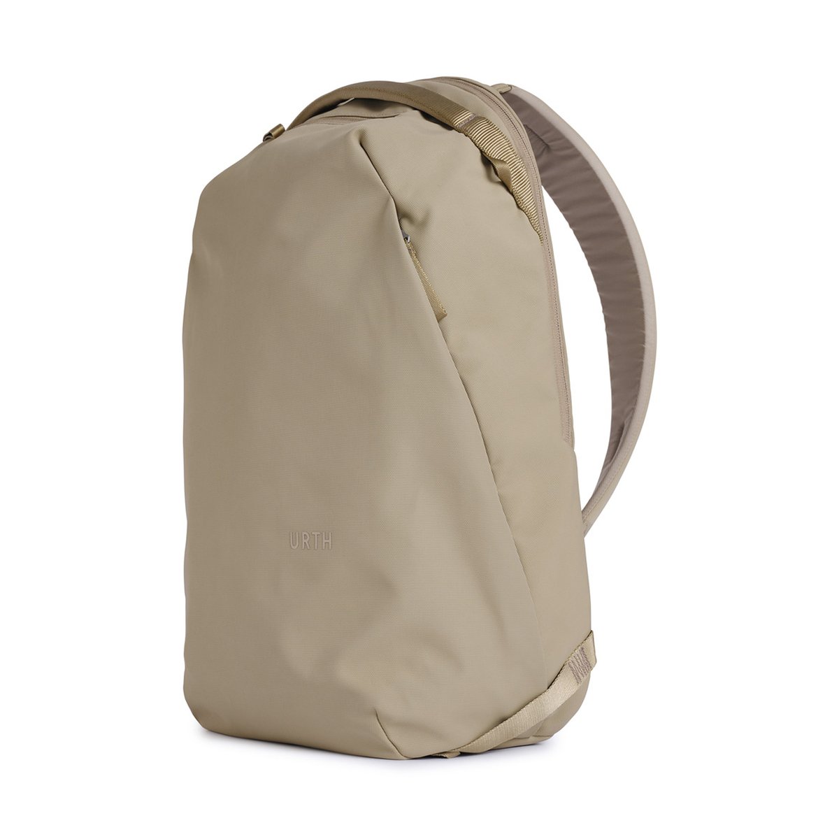 Urth Arkose 24L Rucksack (Beige) - Schrägansicht von vorne des beigefarbenen Urth-Rucksacks