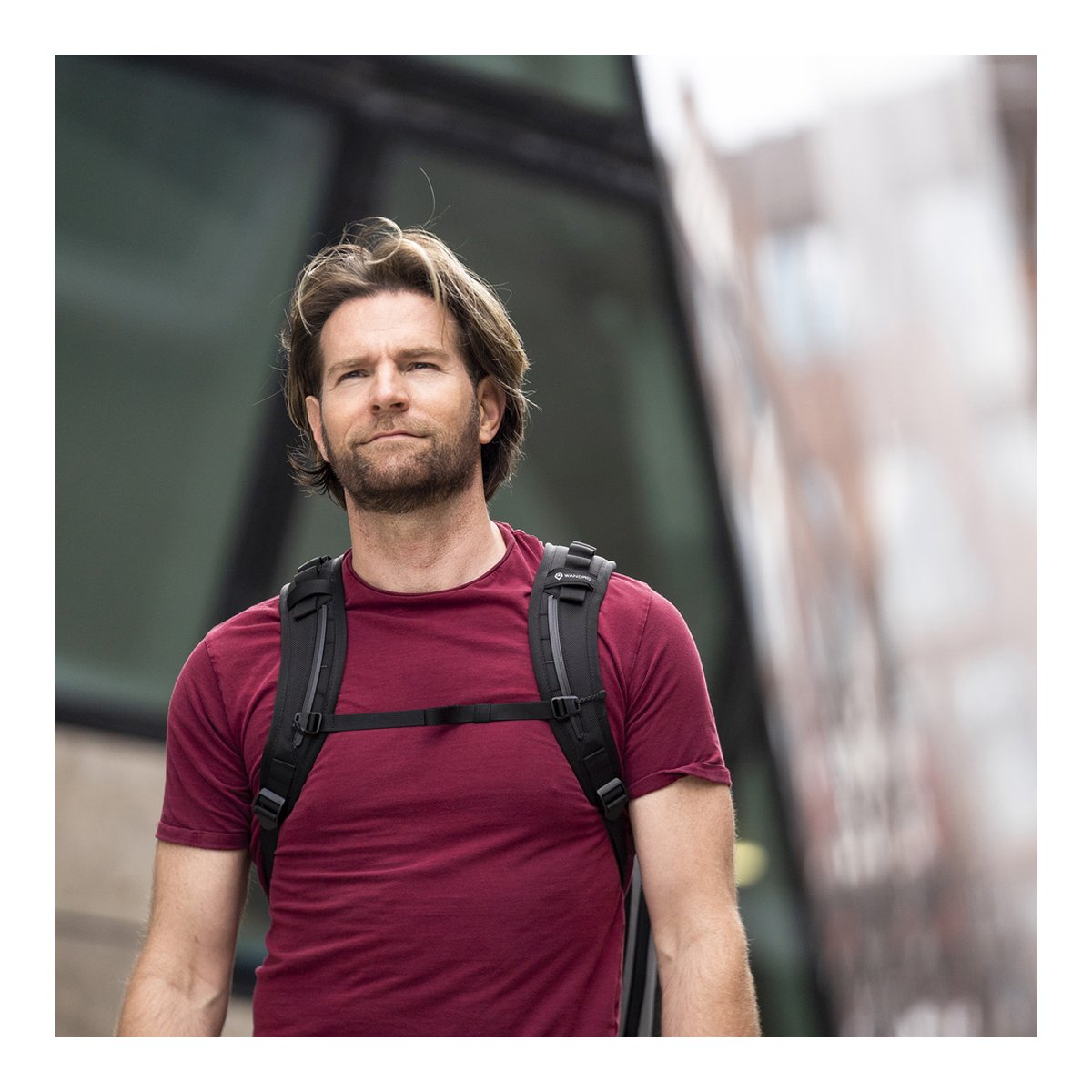 WANDRD PRVKE 31-Liter DisNet Grey Photo Bundle - Anwendungsbeispiel: Mann trägt Rucksack, Frontansicht