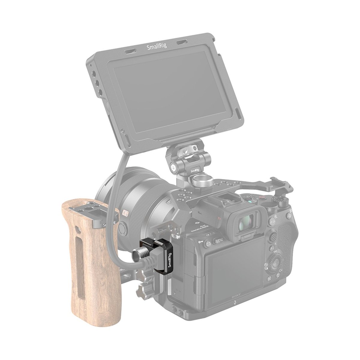 SmallRig 3000 HDMI Kabelklemme für Sony Alpha 7S III Cage - Anwendungsbeispiel: SmallRig Klemme verbindet Holzgriff mit Kamera-Rig