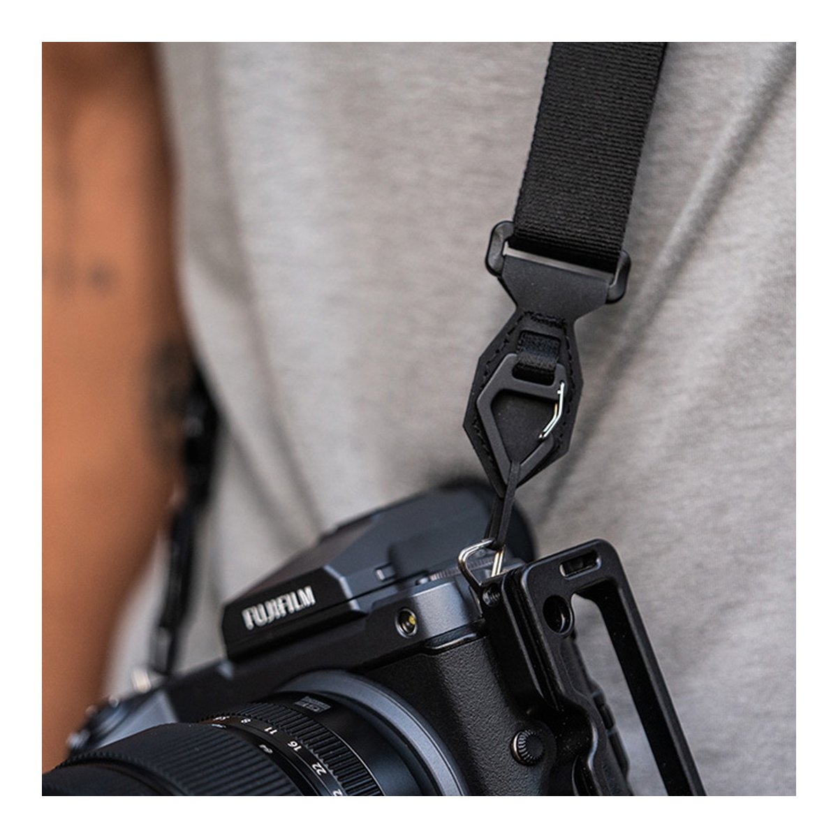 WANDRD Sling Strap - Detailansicht: Kameragurt mit Schnellverschluss am Kamera-Gehäuse