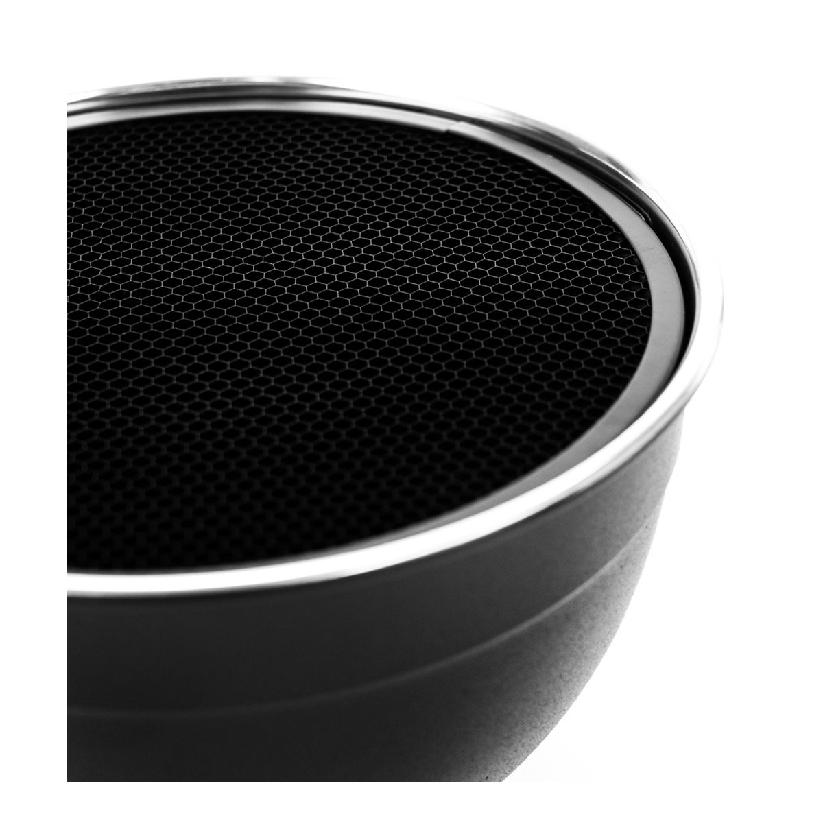 Caruba 7" Reflektor mit Grid Packet (Bowens) - Detailansicht: Lautsprecher-Oberseite mit schwarzem Wabengitter und glänzendem Metallring. Caruba 7" Reflektor mit Grid Packet (Bowens) - Detailansicht: Lautsprecher-Oberseite mit schwarzem Wabengitter und glänzendem Metallring.