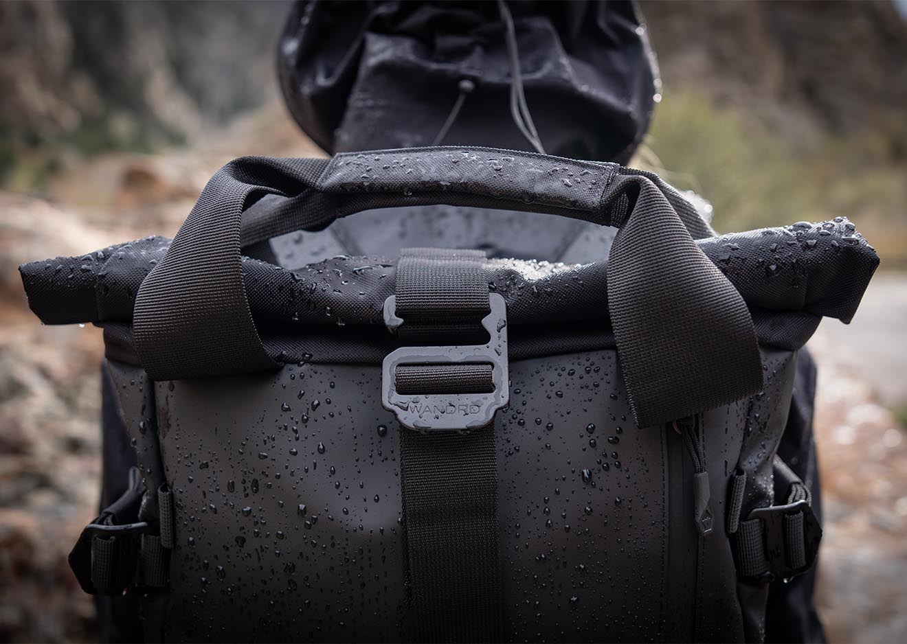 Nahaufnahme des wasserabweisenden Wandrd PRVKE Rucksacks mit Regentropfen