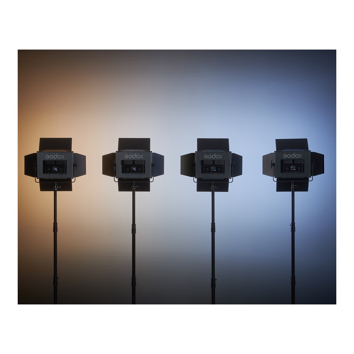Godox LDX100R Panel Light RGBWW - Vier Godox Videoleuchten auf Stativen, Frontansicht, verschiedene Farbtemperaturen