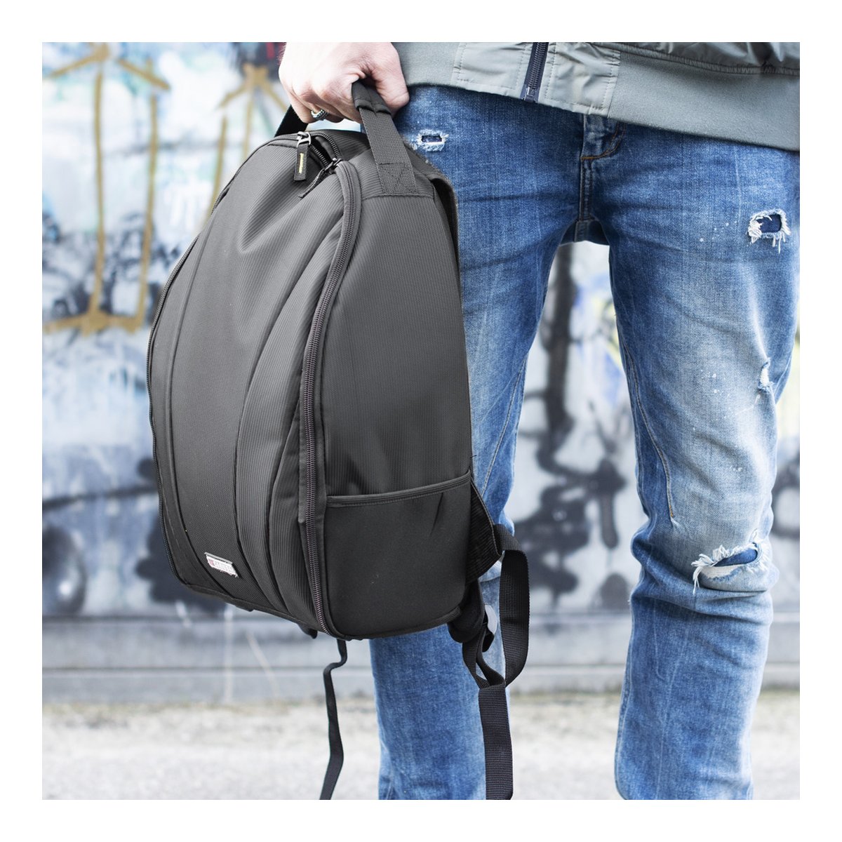 Caruba Skydex 100 - Anwendungsbeispiel: Person trägt schwarzen Rucksack am Tragegriff