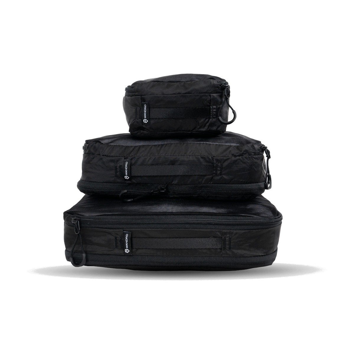 WANDRD Packing Cube Bundel (S,M,L) - Lieferumfang: Drei gestapelte schwarze Packwürfel in verschiedenen Größen. WANDRD Packing Cube Bundel (S,M,L) - Lieferumfang: Drei gestapelte schwarze Packwürfel in verschiedenen Größen.