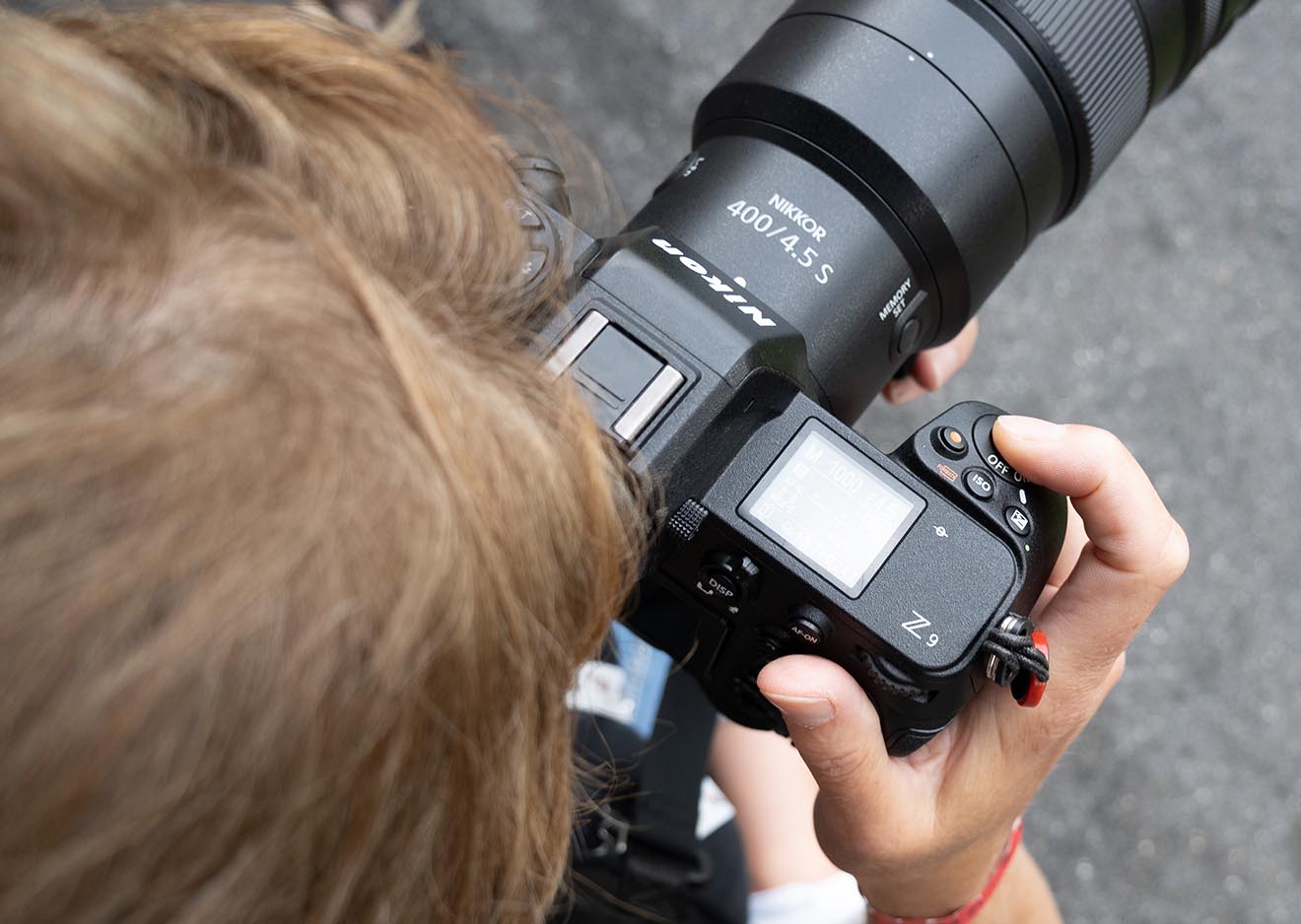 Detailaufnahme einer Nikon Z9 mit Teleobjektiv beim Sportfotografie Workshop Nahaufnahme einer Nikon Z9 mit 400mm Objektiv während des Sportfotografie Workshops beim American Football.