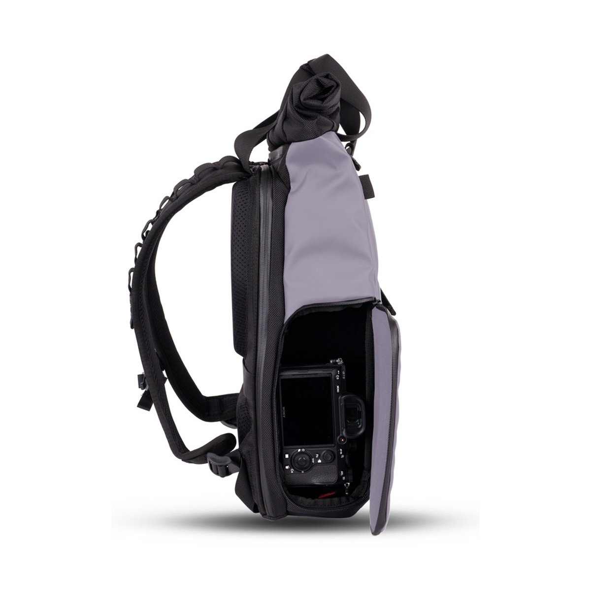 WANDRD PRVKE Lite 11-Liter Uyuni Purple - Anwendungsbeispiel: Offenes Seitenfach der grau-schwarzen Kameratasche mit Kamera.