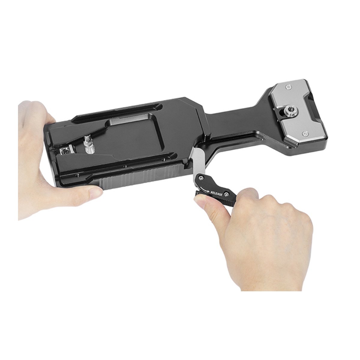 SmallRig 2169 VCT-14 Quick-Release Tripod-Platte nach VCT-14 Standard - Anwendungsbeispiel: Hand bedient Release-Hebel an Schnellwechselplatte