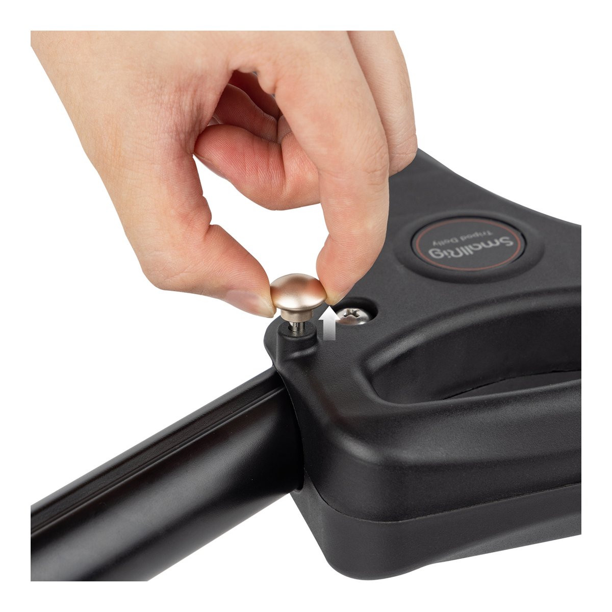 SmallRig 3986 Universal Tripod Dolly - Detailansicht: Hand betätigt Entriegelungsknopf am Stativ-Dolly.