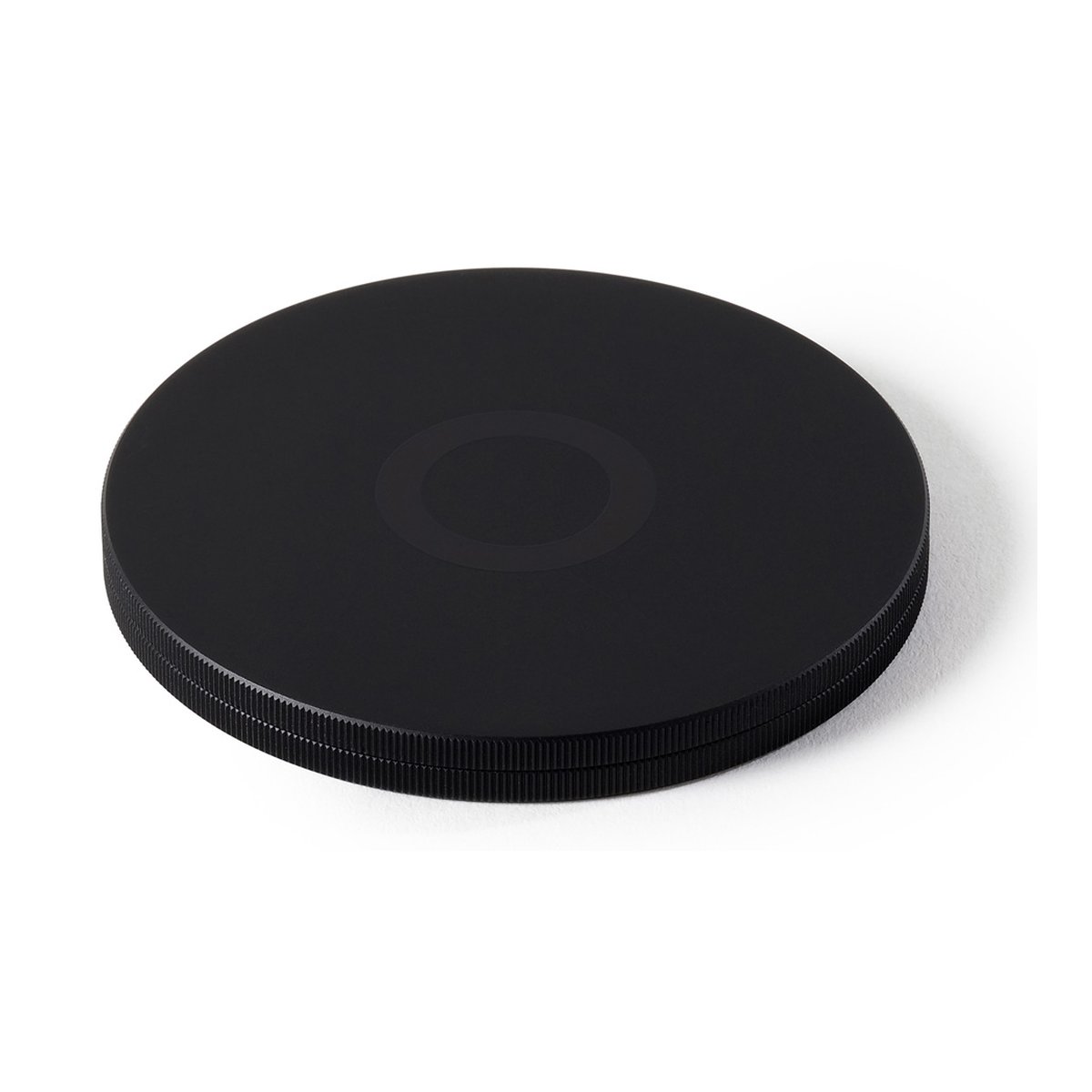 Urth 62mm Objektivfilterkappen - Detailansicht: Schwarzes, rundes Produkt mit geriffelter Seitenkante und mattem Kreismuster.