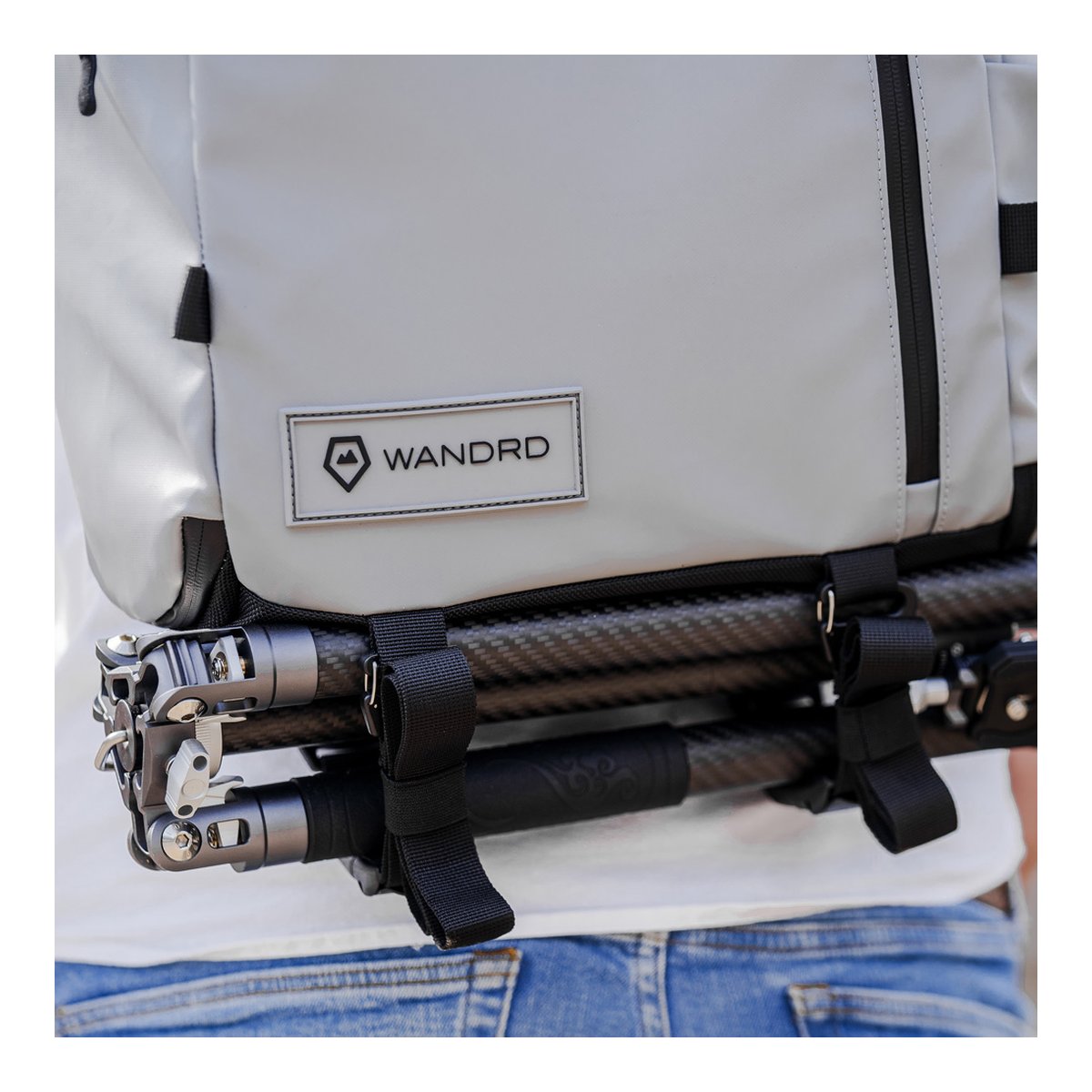 WANDRD PRVKE 31-Liter DisNet Grey Photo Bundle - Anwendungsbeispiel: Wandrd Rucksack auf dem Rücken einer Person mit befestigtem Stativ.