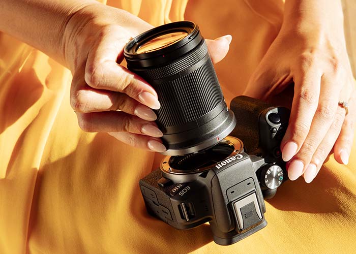 Canon EOS R10 spiegellose Kamera beim Anbringen eines RF-S Objektivs