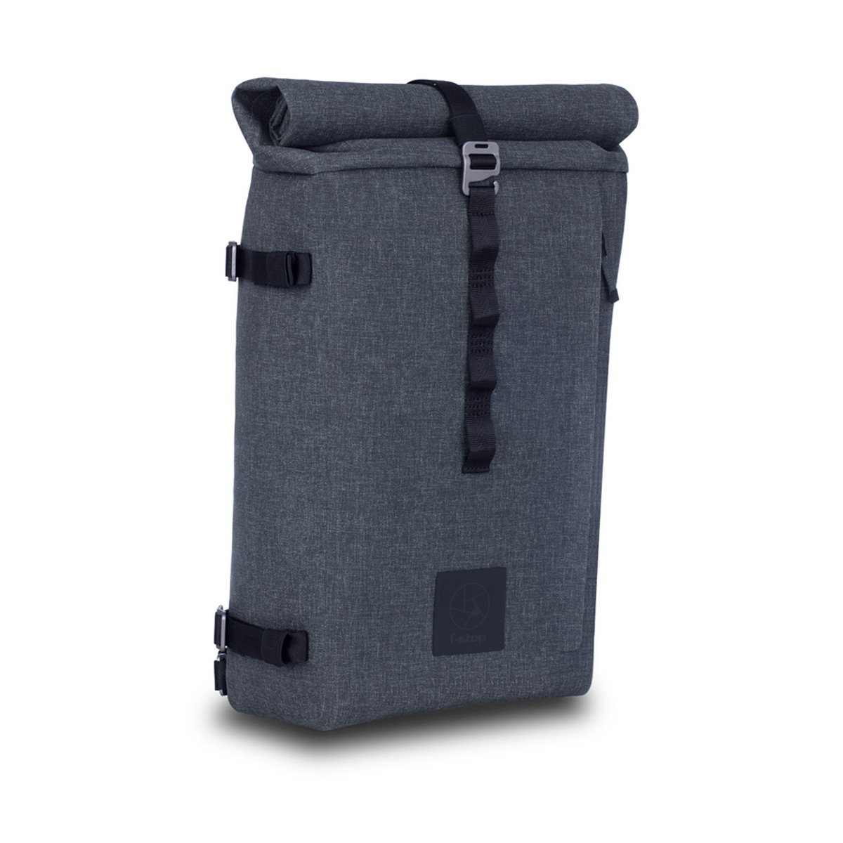 F-Stop DYOTA 11 Battleship (dunkelgrau) - Schräge Frontansicht einer dunkelgrauen Roll-Top Tasche mit Schnallenverschluss.