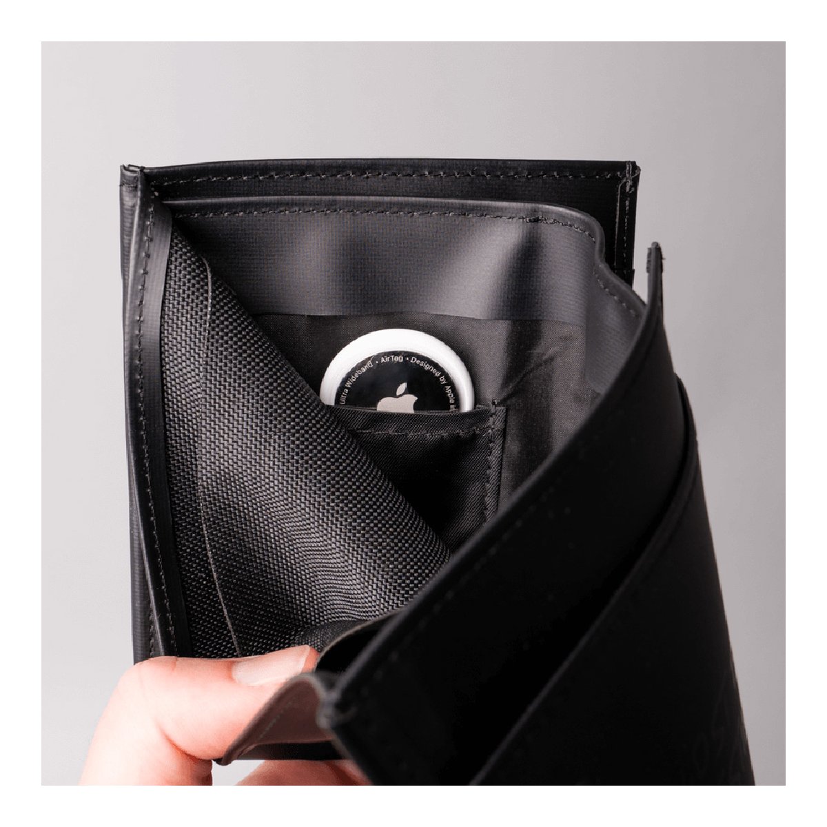 WANDRD Travel Wallet - Innendetail: AirTag-Fach im Portemonnaie WANDRD Travel Wallet - Innendetail: AirTag-Fach im Portemonnaie