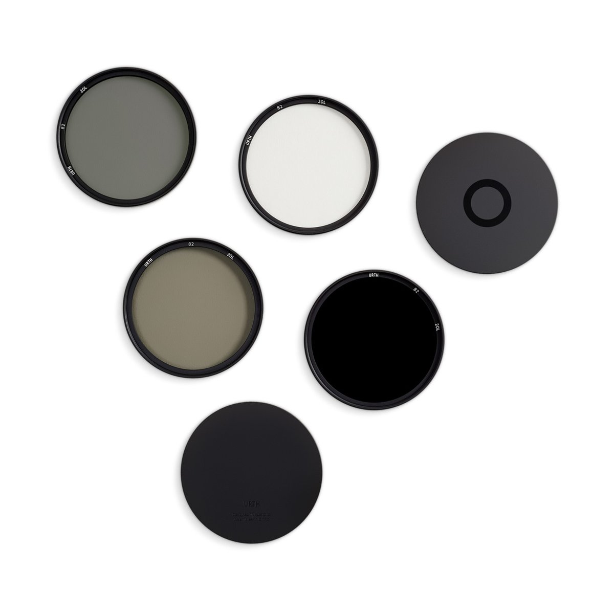 Urth 82mm UV, Circular Polarizing (CPL), ND8, ND1000 Objektivfilter Kit (Plus+) - Lieferumfang: Drei Kamerafilter (grau, weiß, schwarz) und zwei Objektivdeckel auf weißem Hintergrund.