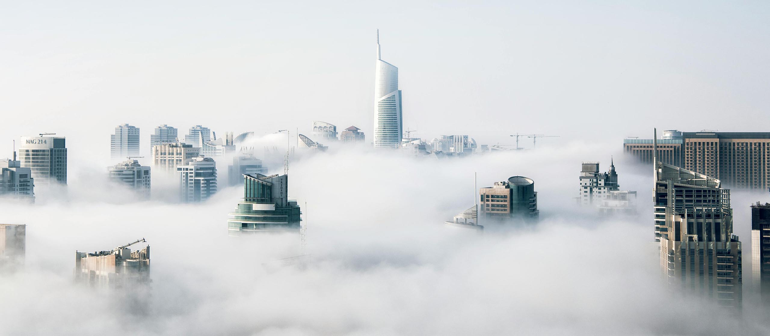 ThinkTank StreetWalker – Kompakte Rucksäcke für unterwegs Moderne Skyline mit Nebel – Symbol für urbane Fotografie mit dem kompakten StreetWalker Fotorucksack