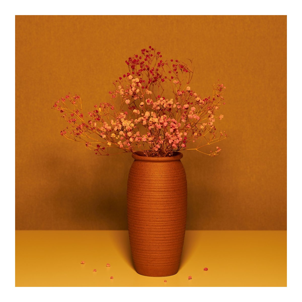 Godox LDP8Bi Streaming Slim Panel Light - Vasenansicht: Eine braune, gerippte Vase mit rosa Schleierkraut.