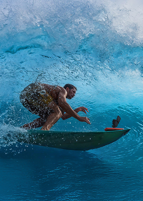 Insta360 Ace Pro 2 Actionkamera beim Surfen aus Unterwasser-Perspektive